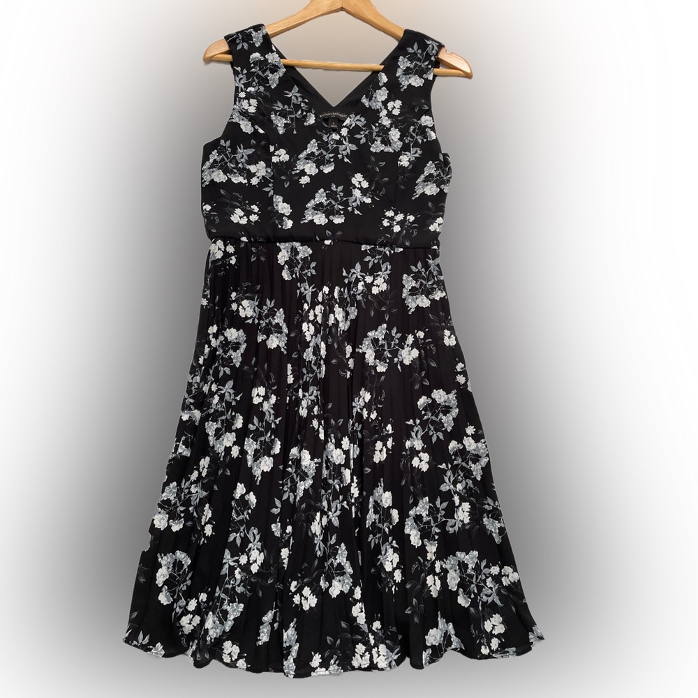 Banana Republic Women’s V-neck Black Floral Dress Size:6